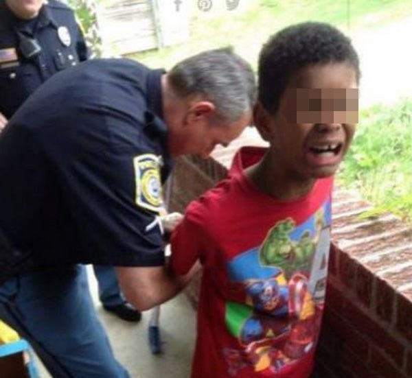 La Policía simula el arresto del menor.