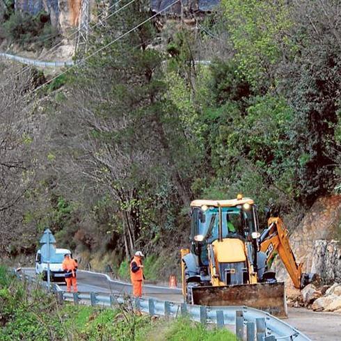 Rocas caídas en la misma zona del derrumbe.