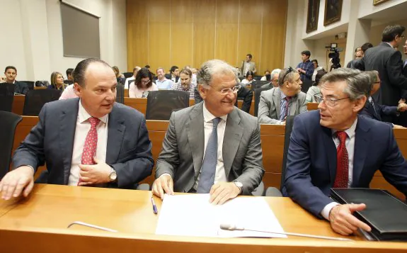 José Vicente Morata (Cámara de Comercio de Valencia), José Manuel Machado (Ford) y Juan Luis Durich (Consum). :: Irene Marsilla