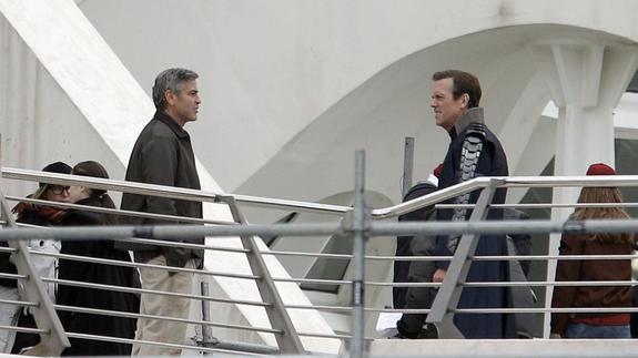 Los actores George Clooney y Hug Laurie durante el rodaje