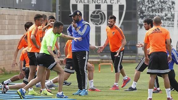 Los jugadores del Valencia entrenan ante la mirada de Nuno.