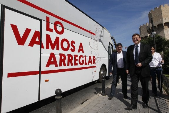 Ximo Puig (derecha) y Alfred Boix, ayer en la presentación del bus de campaña. :: jesús signes