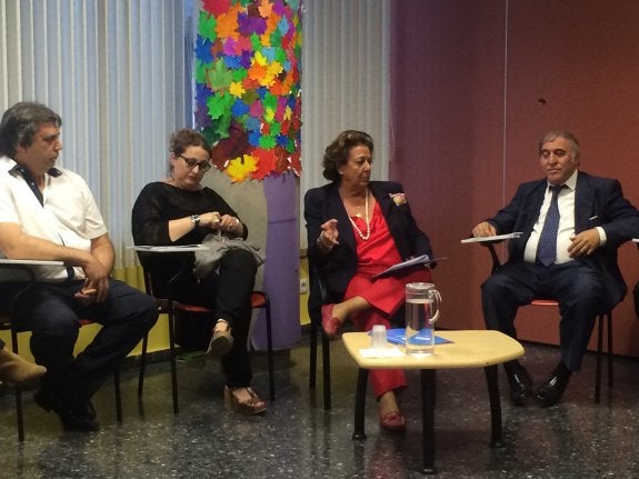 Barberá, con algunos de los representantes de las comunidades gitanas, ayer. :: lp