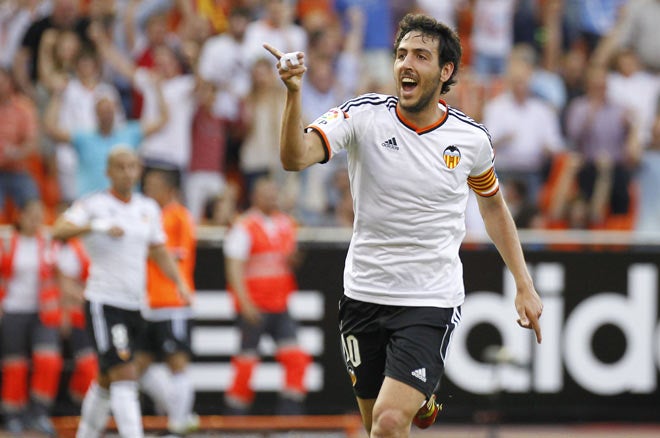 Parejo celebra un gol en Mestalla.