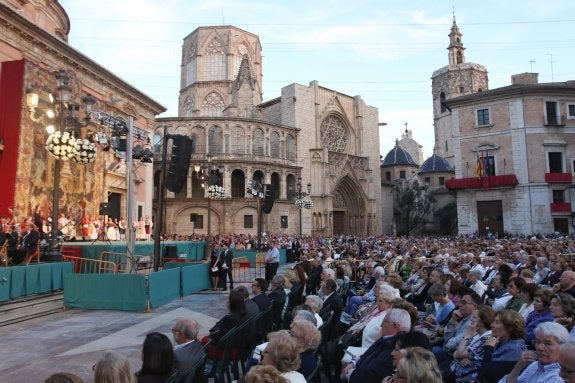 La plaza de la Virgen, ayer. :: jesús montañana