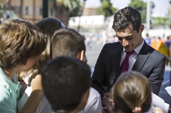 Javier Fernández firma autógrafos en Valencia. :: EFE/Manuel Bruque