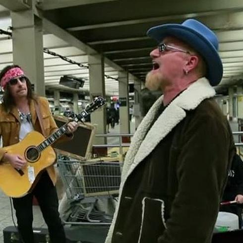 Actuación de U2 en el metro de Nueva York.