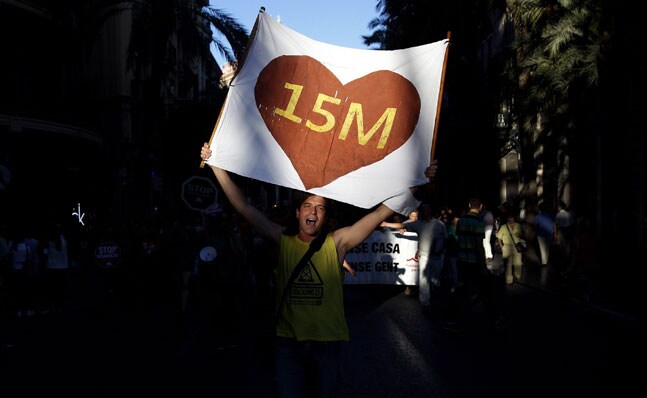 Un manifestante en la marcha del 15M en Valencia.