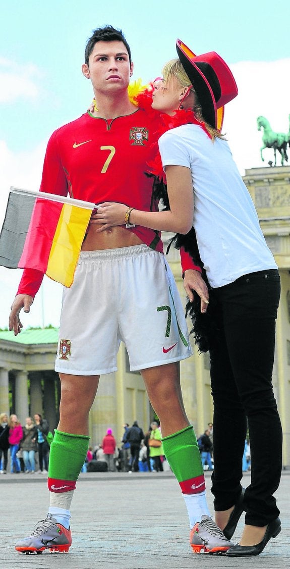 Una aficionada besa una réplica de Ronaldo en Berlín. :: afp