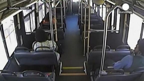 Escapan de un bus antes de ser atropellados por un tren