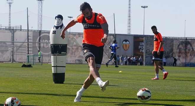 Negredo lanza a portería en el entrenamiento.