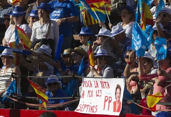 Detalle de la grada, con un cartel sobre la alcaldesa. :: d. torres