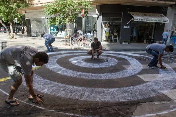 Vecinos de calle Pizarro piden la creación de una plaza pintándola sobre el asfalto