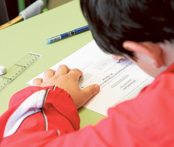 Un alumno durante un examen.