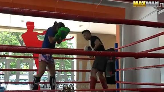 Una campeona de muay thai da una lección a los tipos duros de un gimnasio