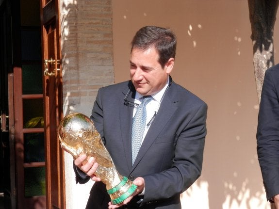 Juan Bautista Roselló, con la Copa del Mundo cuando recaló el pasado año en Benissa. :: R. González