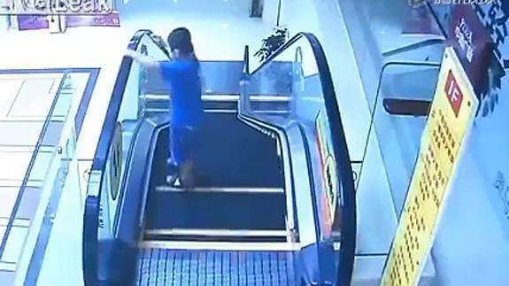 Un niño cae por el hueco de una escalera mecánica a 10 metros de altura