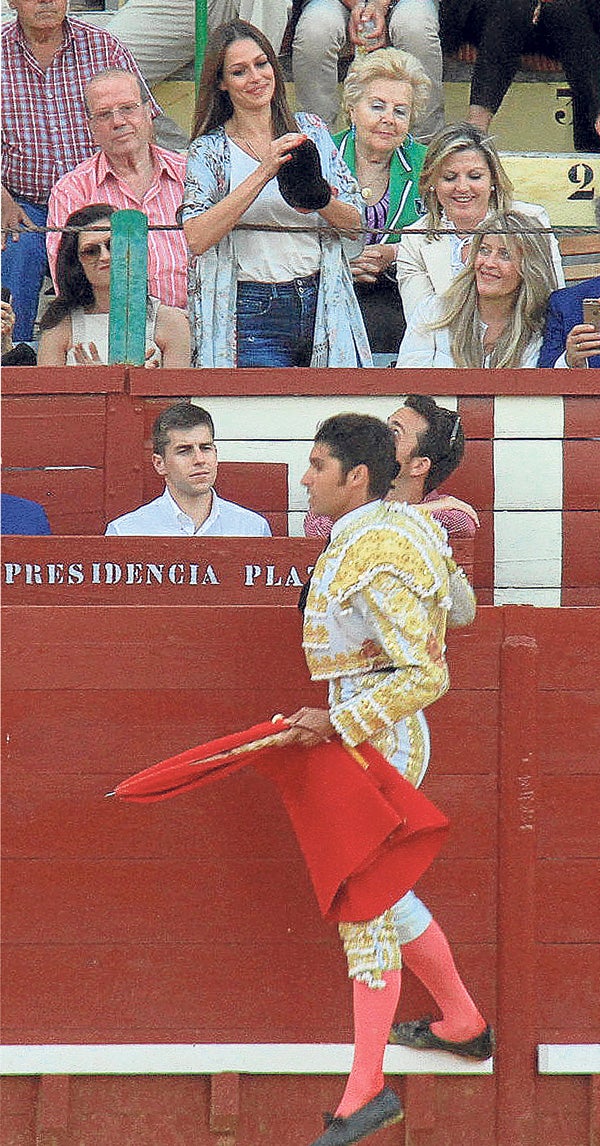 Cayetano brindó el segundo toro de la tarde a Eva González.