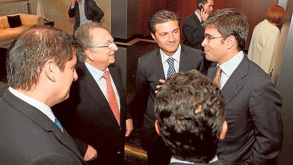 Roberto Centeno (derecha), durante un encuentro con directivos.