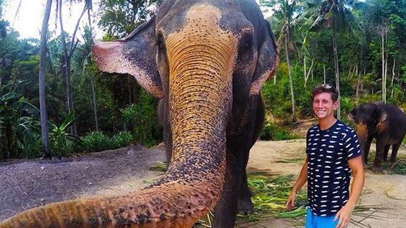 Un elefante le quita a un joven una GoPro y se hace un selfie