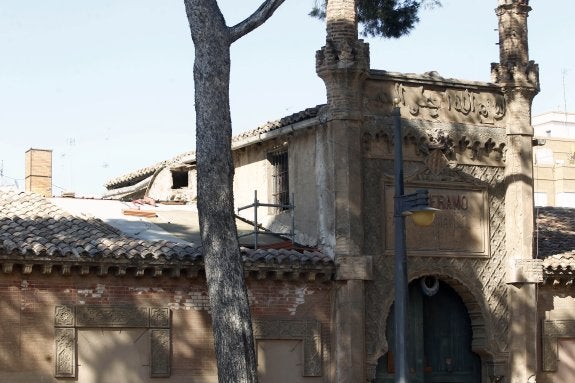 Obras en la cubierta de la antigua fábrica, ayer. :: irene marsilla