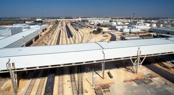 Puente elevado que conecta la fábrica Ford con los proveedores valencianos e internacionales que suministran piezas desde el parque industrial Juan Carlos I.