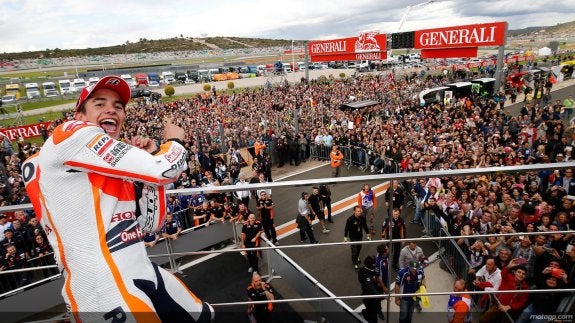 CELEBRACIÓN  El actual campeón de Moto GP, Marc Márquez, celebra su victoria en el podio de Cheste.