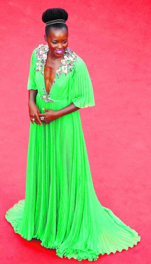 Lupita Nyong'o deslumbró en Cannes con su vestido y su escote.