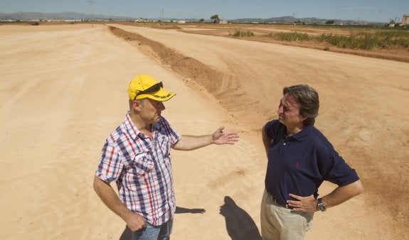 Adrián Campos dialoga con Pascal Hidalgo, impulsor del nuevo Circuito de la Ribera. :: damián torres