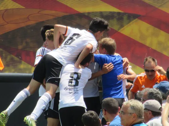 El Valencia celebra el gol de Zarzo. 