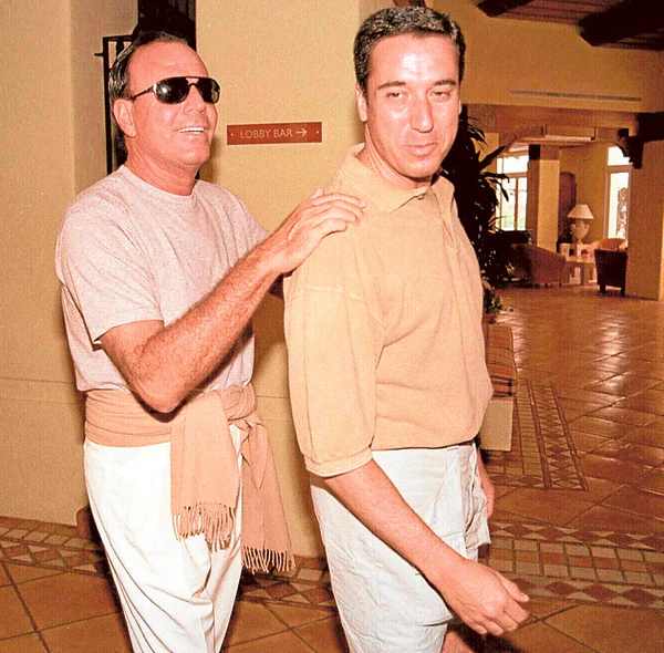 Zaplana y Julio Iglesias, durante la búsqueda de un chalé para el cantante en Altea en 1999.