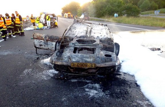 El vehículo en el que viajaban los cuatro aficionados al motor, el viernes, volcado y quemado cerca de Orleans. :: centre france