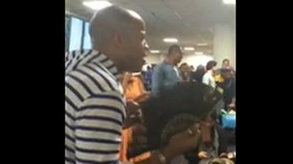 Unos artistas cantan El Rey León y Aladdín para amenizar el retraso en un aeropuerto