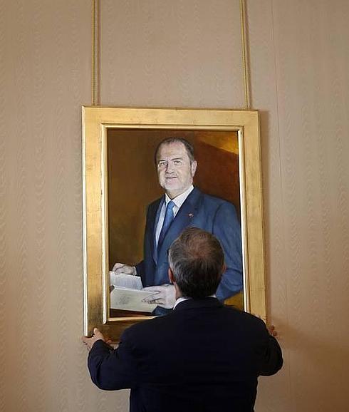 Font de Mora ya tiene su retrato en la galería de presidentes de Les Corts