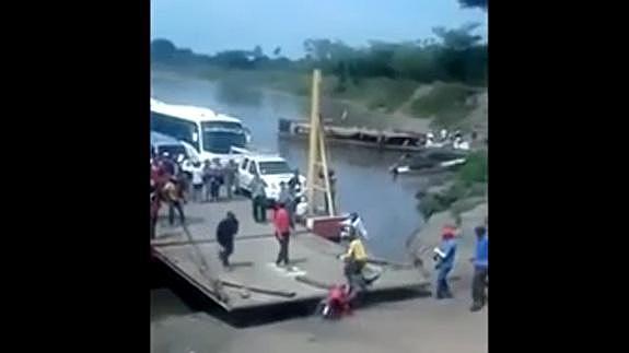 Se salva de ser aplastado por una embarcación