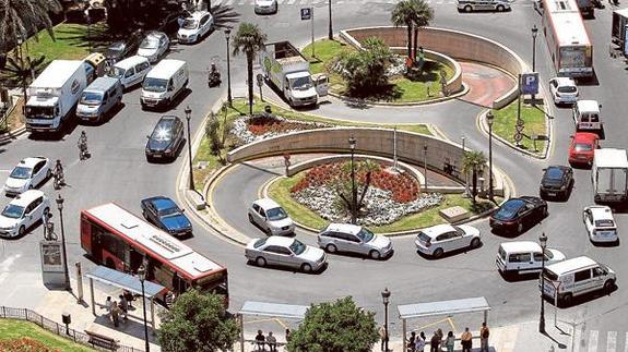 La plaza de la Reina, convertida en zona de entrada y salida de vehículos del aparcamiento.