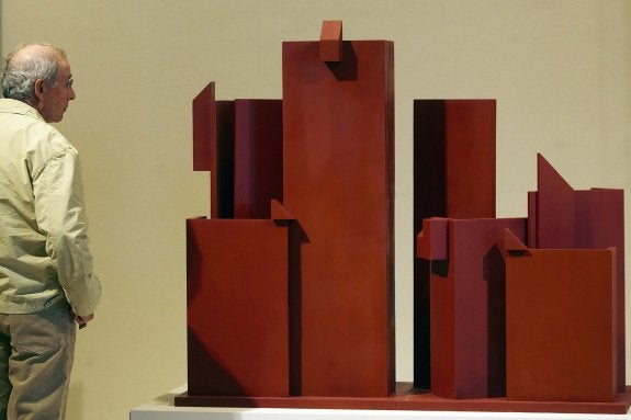 Un hombre observa una de escultura de Gerardo Rueda, que el IVAM expuso en 2006. :: efe
