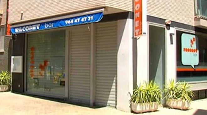 Muere tras ingerir un producto de limpieza servido como vino blanco en un bar de Benicarló