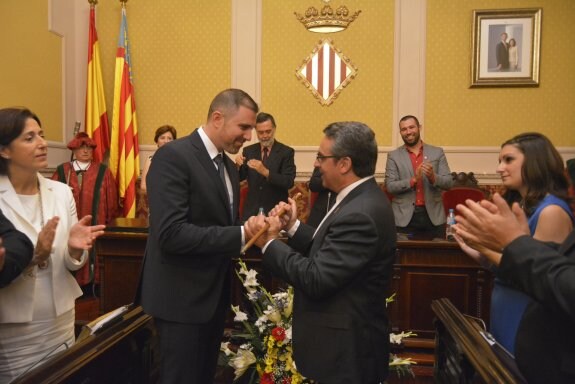 Jordi Mayor recibe la vara de mando de manos de Ernesto Sanjuán. :: lp