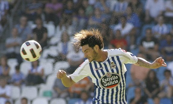 Diego Colotto despeja un balón durante un partido del Deportivo. :: EFE