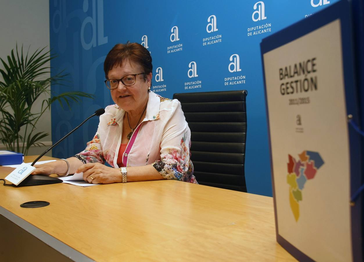 Luisa Pastor presenta el balance de la institución. 