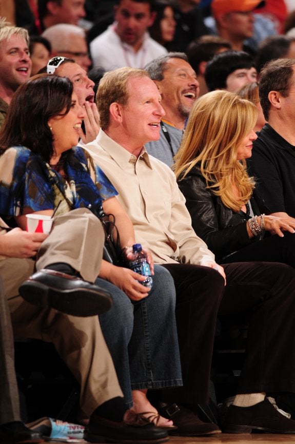  Pasión. Robert Sarver disfruta como un aficionado más durante los partidos de su club, los Phoenix Suns.