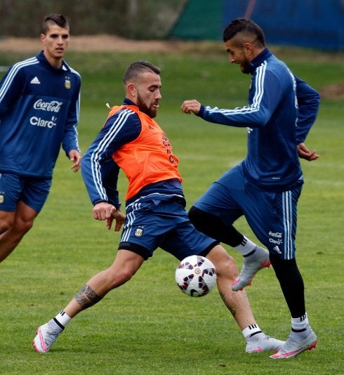 Otamendi, durante el entrenamiento de ayer en La Alpina (La Serena).