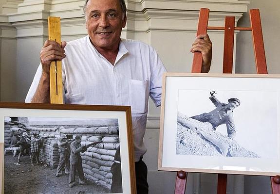 Octavi Centelles, hijo de Agustí Centelles, considerado uno de los pioneros del fotoperiodismo internacional, posa junto a algunas de las obras de su padre.