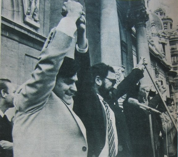 Pedro Zamora y Fernando Martínez Castellano saludan en el balcón  del Ayuntamiento  el 21 de abril de 1979.  :: josé penalba