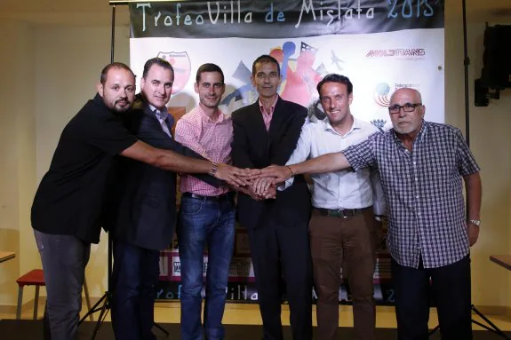 Organizadores del Trofeo Villa de Mislata, ayer. :: irene marsilla