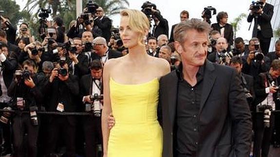 Charlize Theron y Sean Penn posan en Cannes para la presentación de la película 'Mad Max: Fury Road'.
