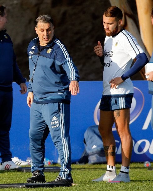 Tata Martino hace una indicación a Otamendi, en el entrenamiento de ayer.