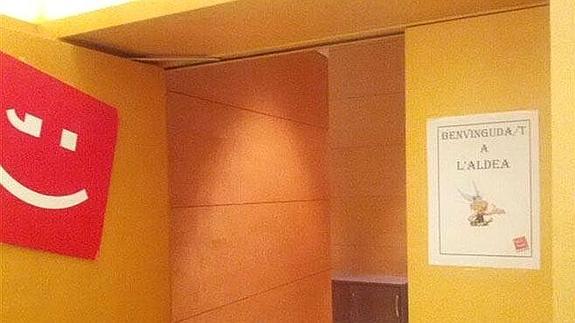 imagen del cartel colocado en la puerta del despacho de Compromís en Les Corts.