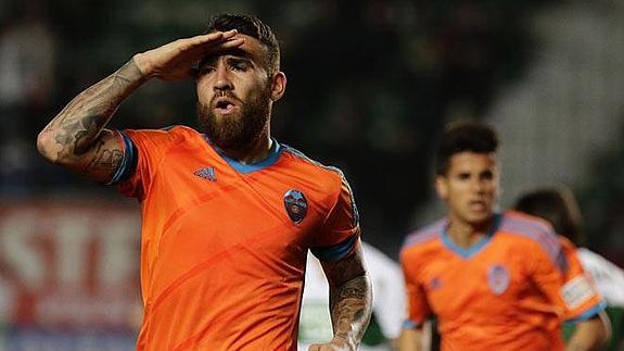 Otamendi celebra un gol ante el Elche con el Valencia CF.